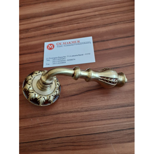 Detail Handle Pintu Rumah Klasik Nomer 28