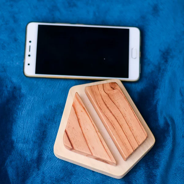 Detail Handphone Di Meja Nomer 28
