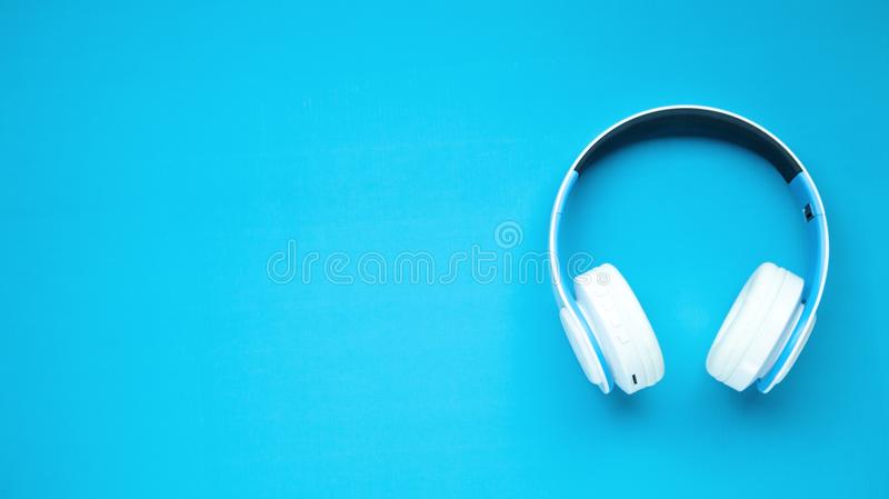 Detail Headphone Background Nomer 23