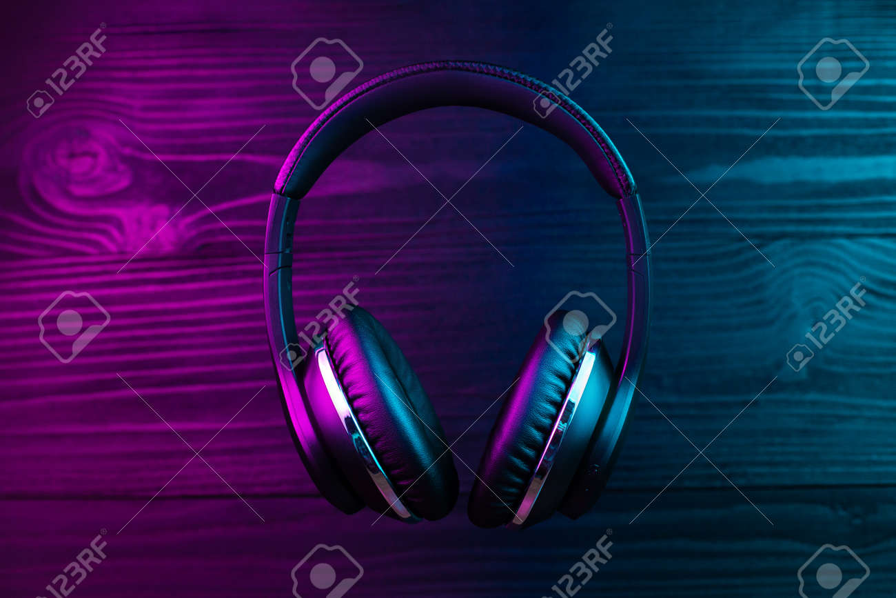 Detail Headphone Background Nomer 5
