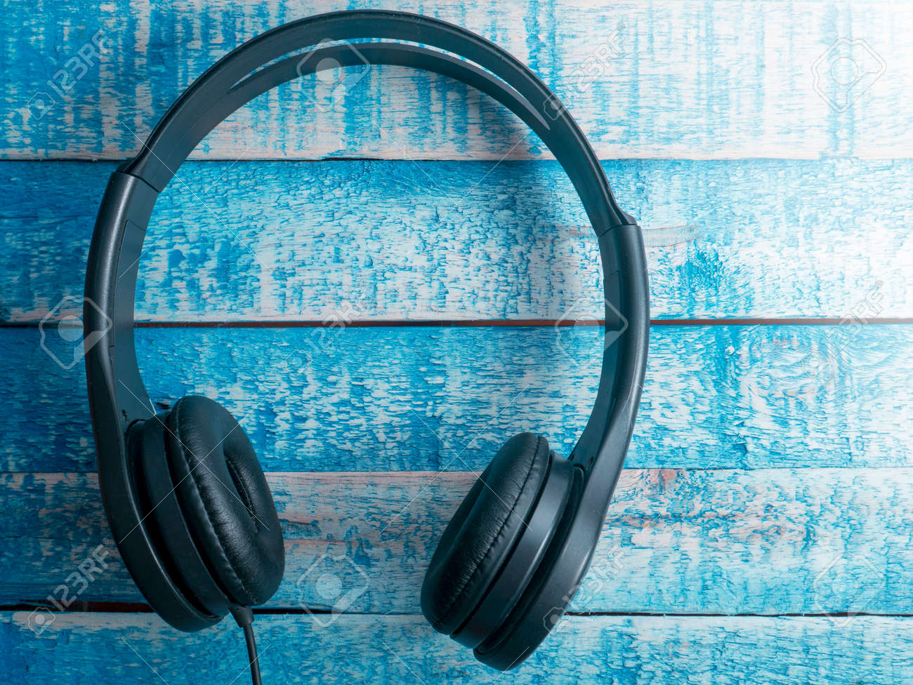 Detail Headphone Background Nomer 10