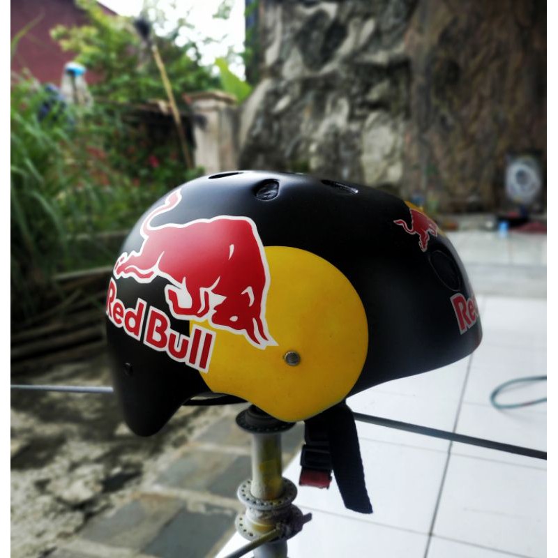 Detail Helm Sepeda Red Bull Nomer 4