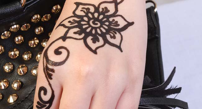Detail Henna Bunga Simple Terbaru Nomer 15