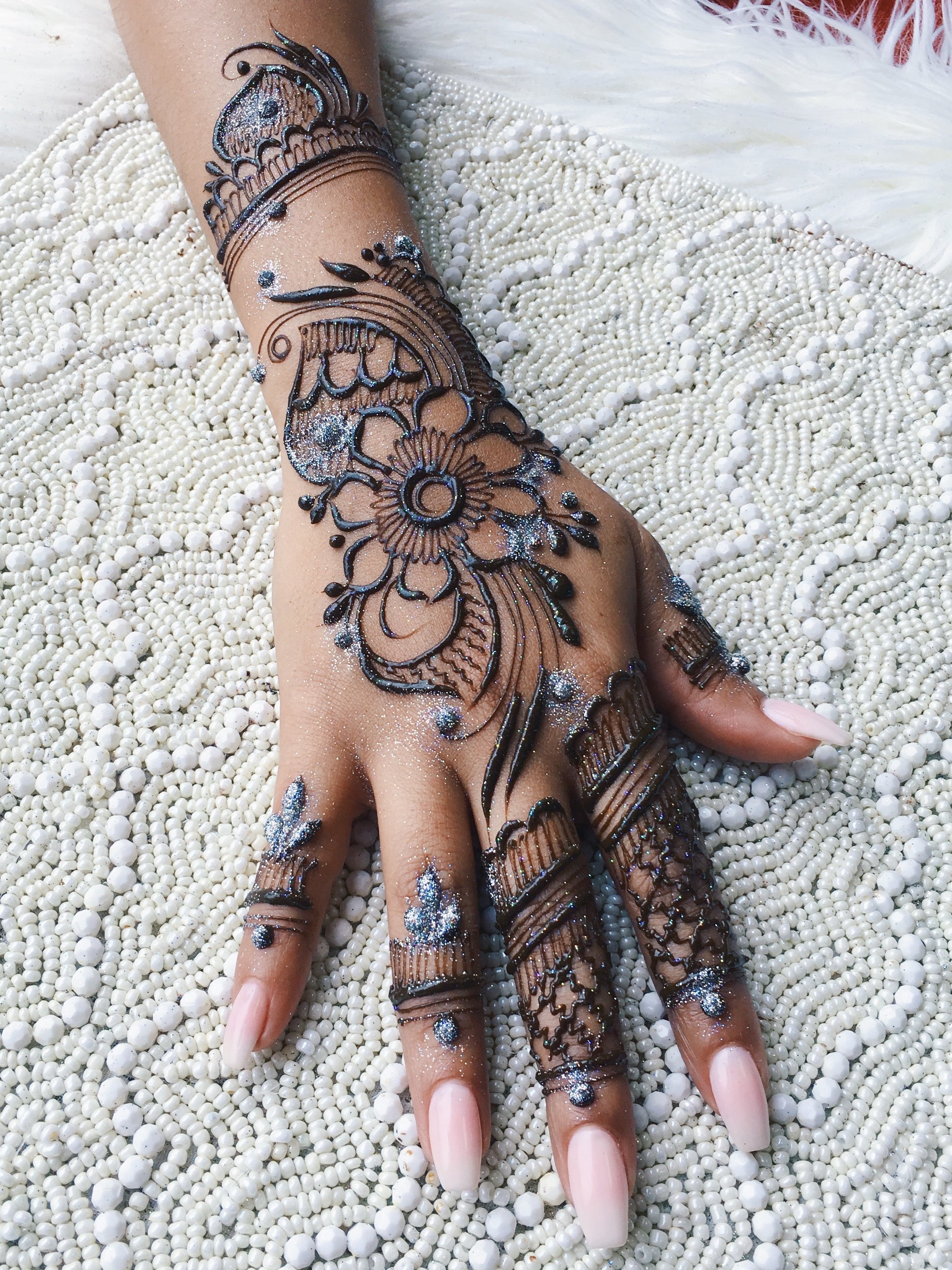 Detail Henna Full Tangan Nomer 45