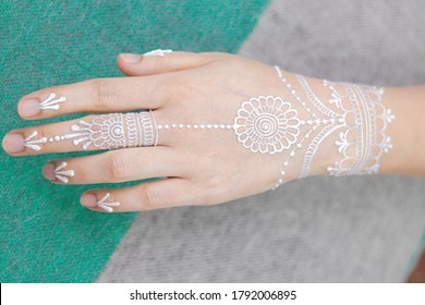 Detail Henna Simple Putih Nomer 30