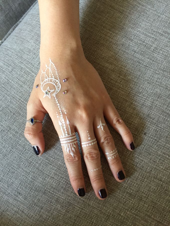 Detail Henna Simple Putih Nomer 40