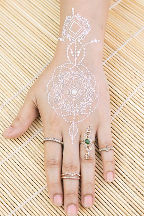 Detail Henna Simple Putih Nomer 42