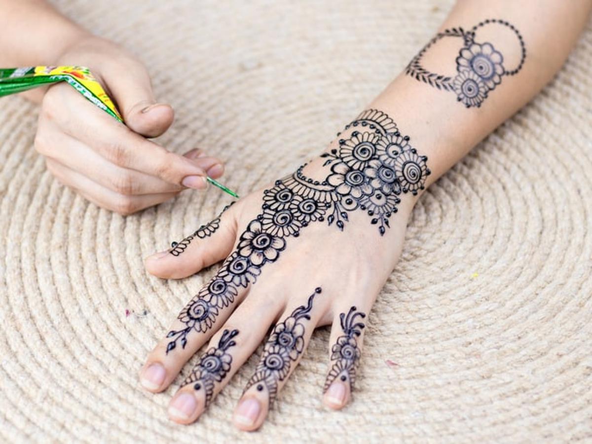 Detail Henna Tangan Pengantin Simple Nomer 15