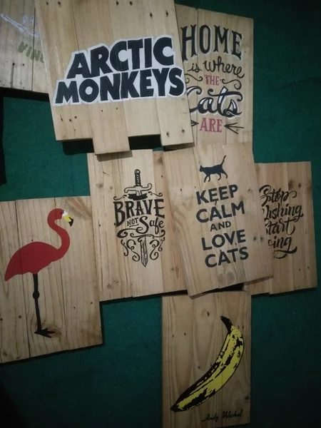 Detail Hiasan Dinding Cafe Klasik Nomer 7