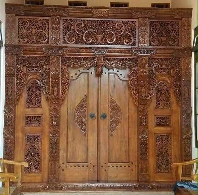 Detail Hiasan Ukir Kayu Di Atas Pintu Nomer 15