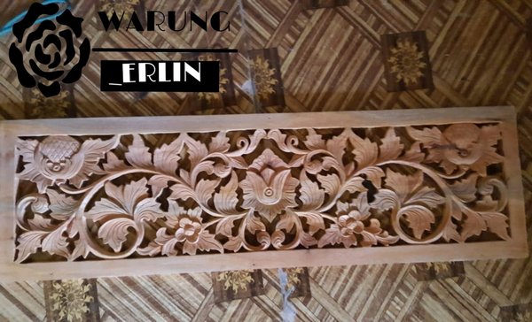 Detail Hiasan Ukir Kayu Di Atas Pintu Nomer 24