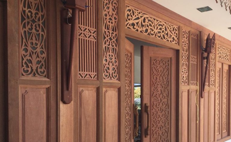 Detail Hiasan Ukir Kayu Di Atas Pintu Nomer 4