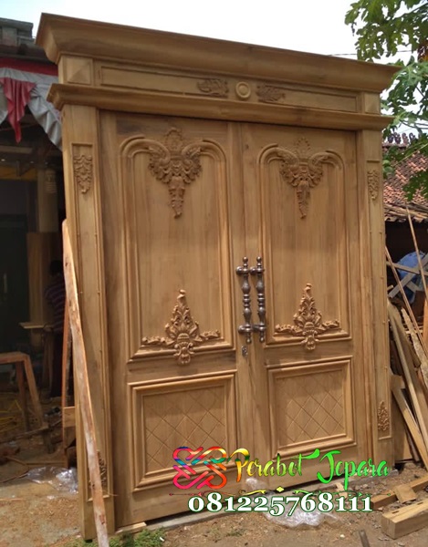 Detail Hiasan Ukir Kayu Di Atas Pintu Nomer 38