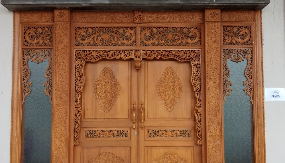 Detail Hiasan Ukir Kayu Di Atas Pintu Nomer 48