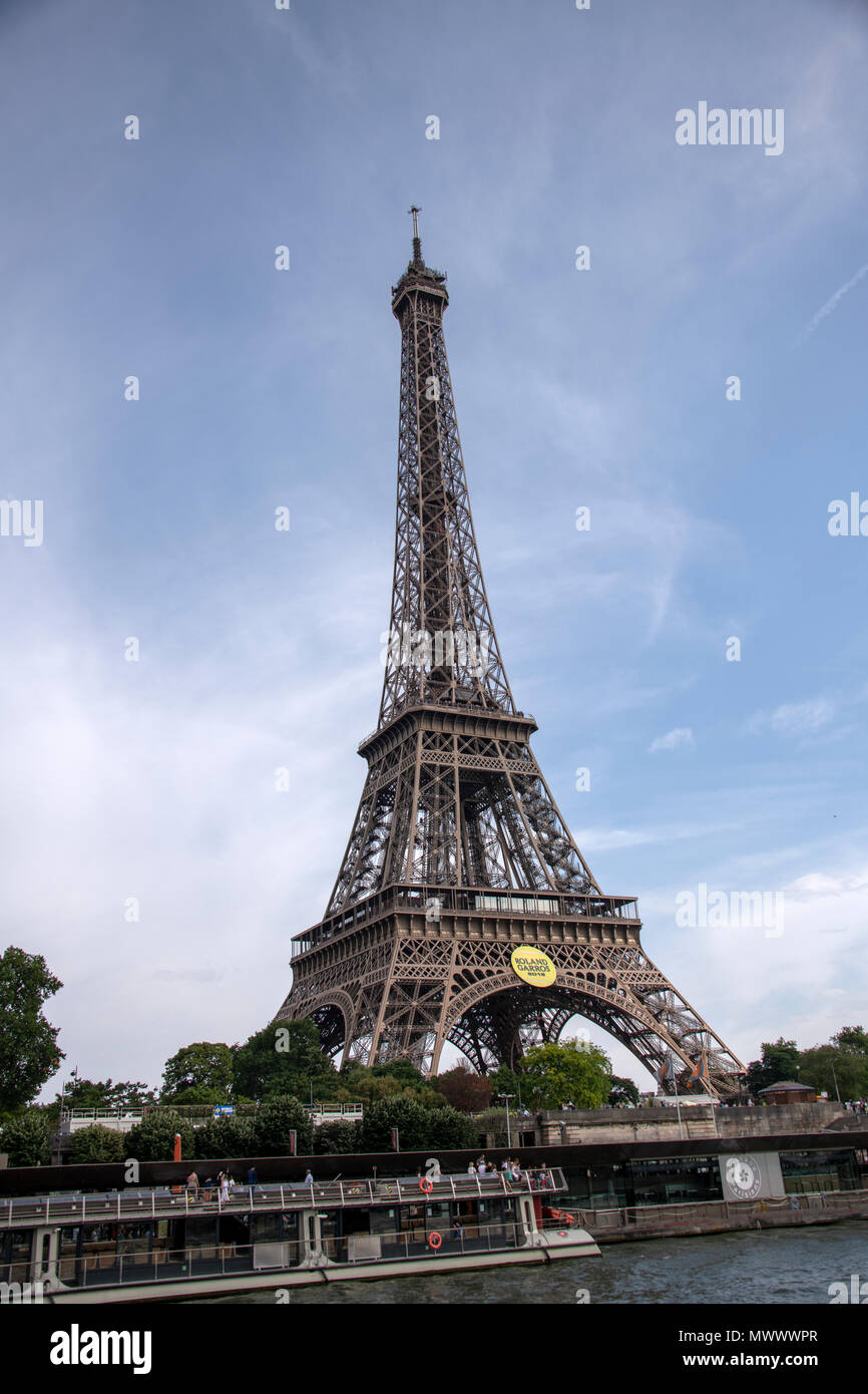 Detail High Resolution Eiffel Tower Nomer 29
