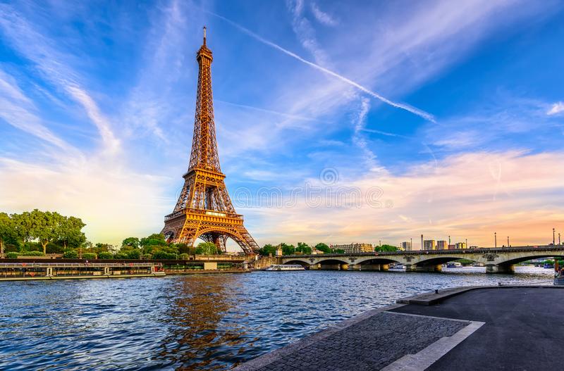 Detail High Resolution Eiffel Tower Nomer 6