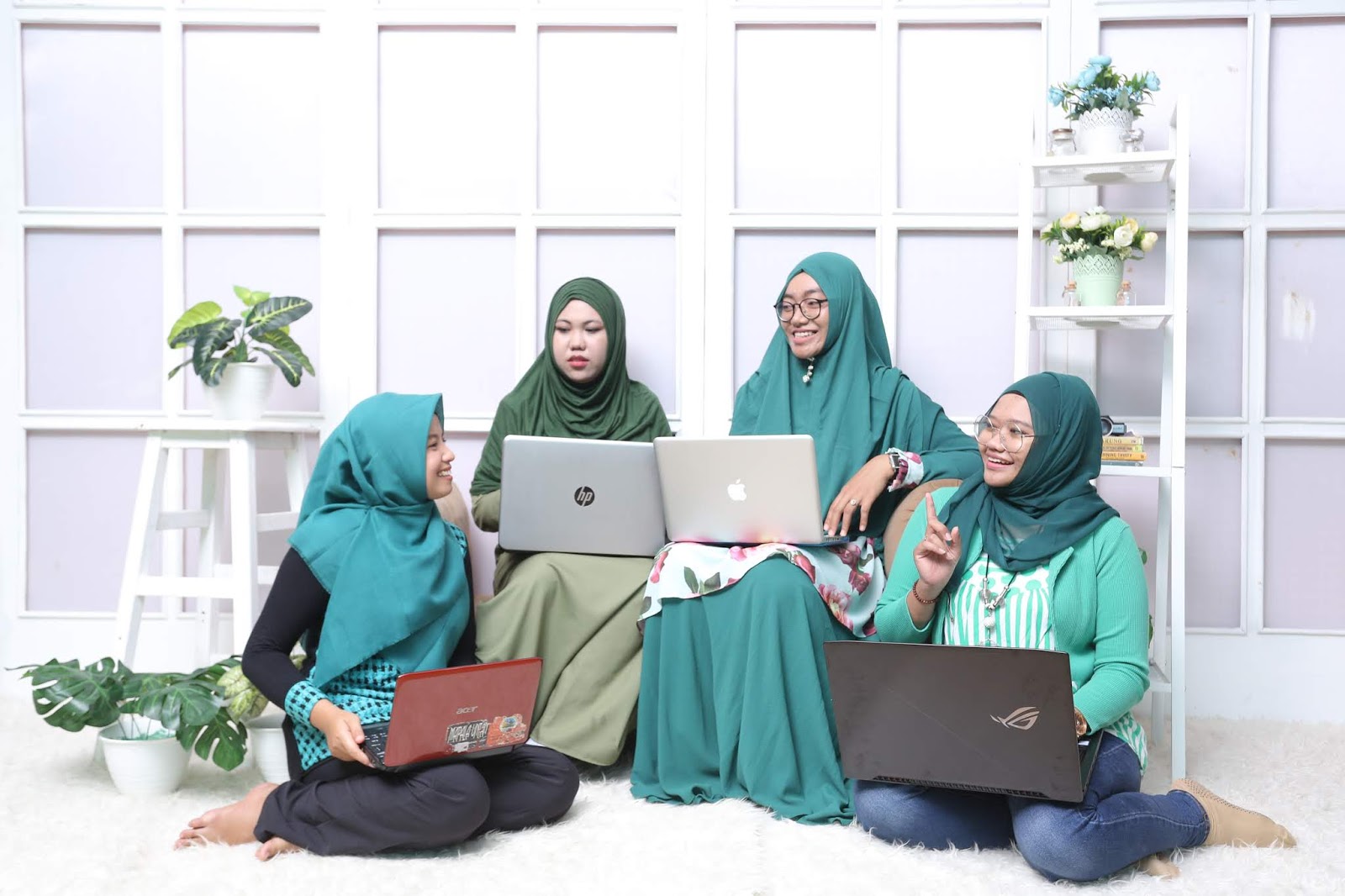 Detail Hijab Tema Photo Studio Bareng Sahabat Nomer 34