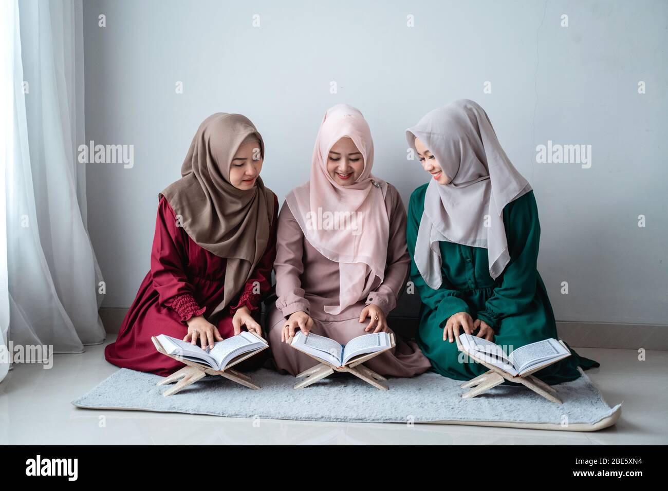 Detail Hijab Tema Photo Studio Bareng Sahabat Nomer 44