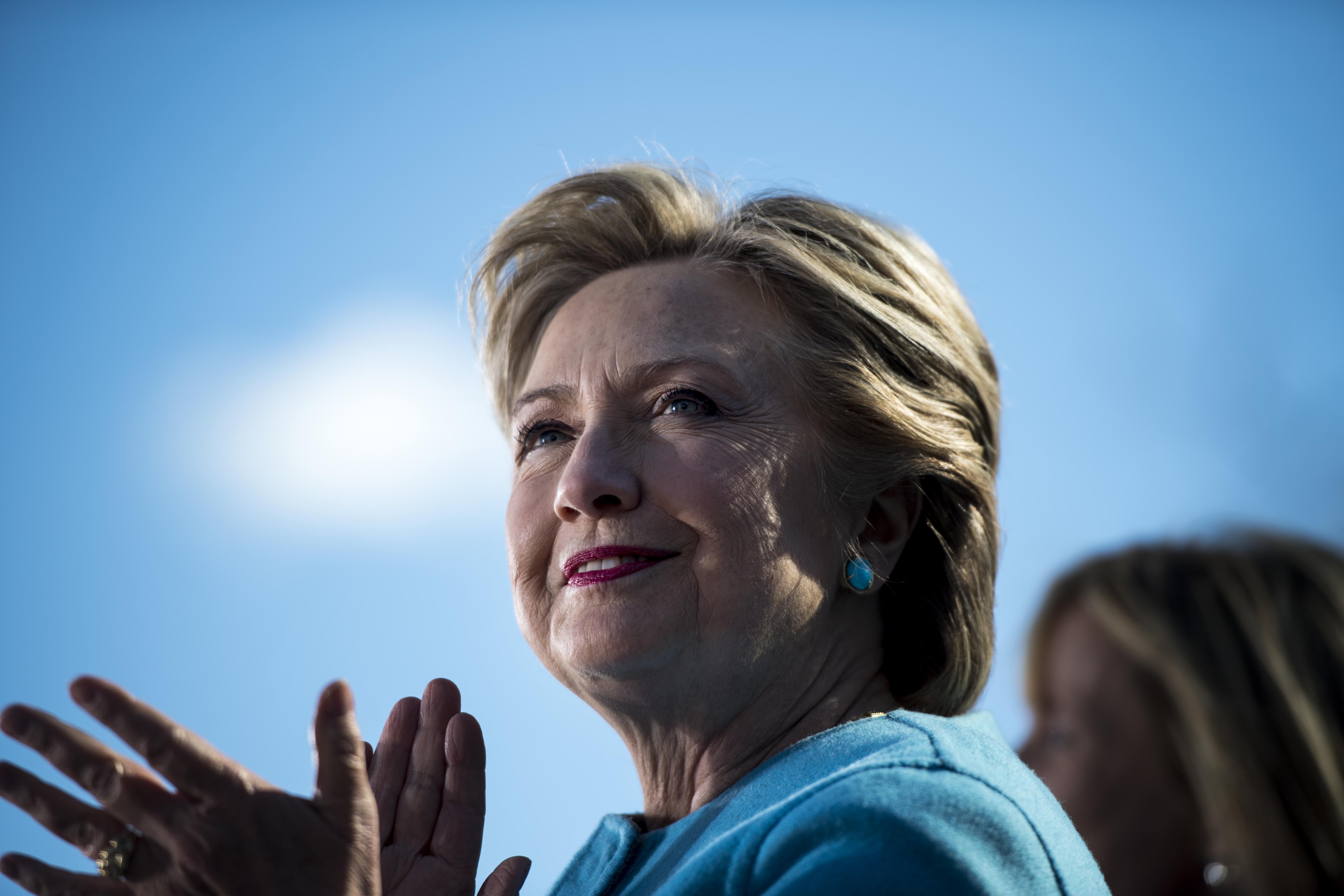 Detail Hillary Clinton Clapping Nomer 17