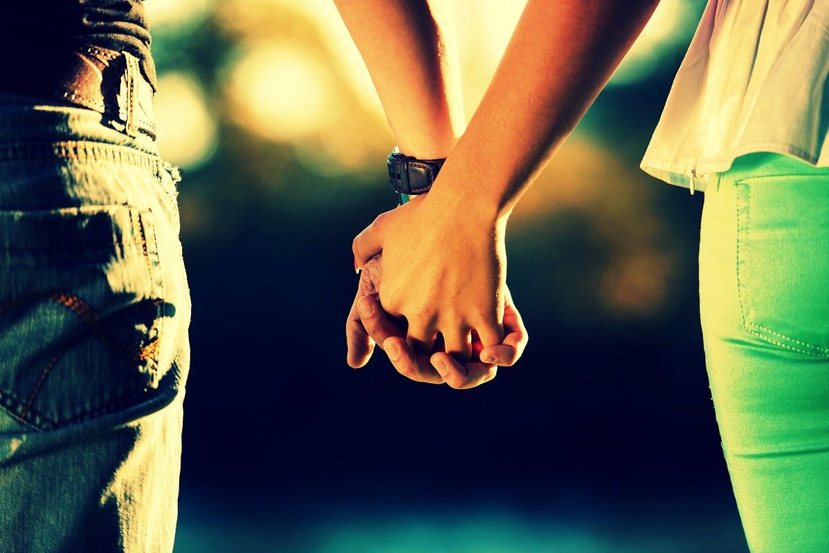 Detail Holding Hands Wallpaper Nomer 15