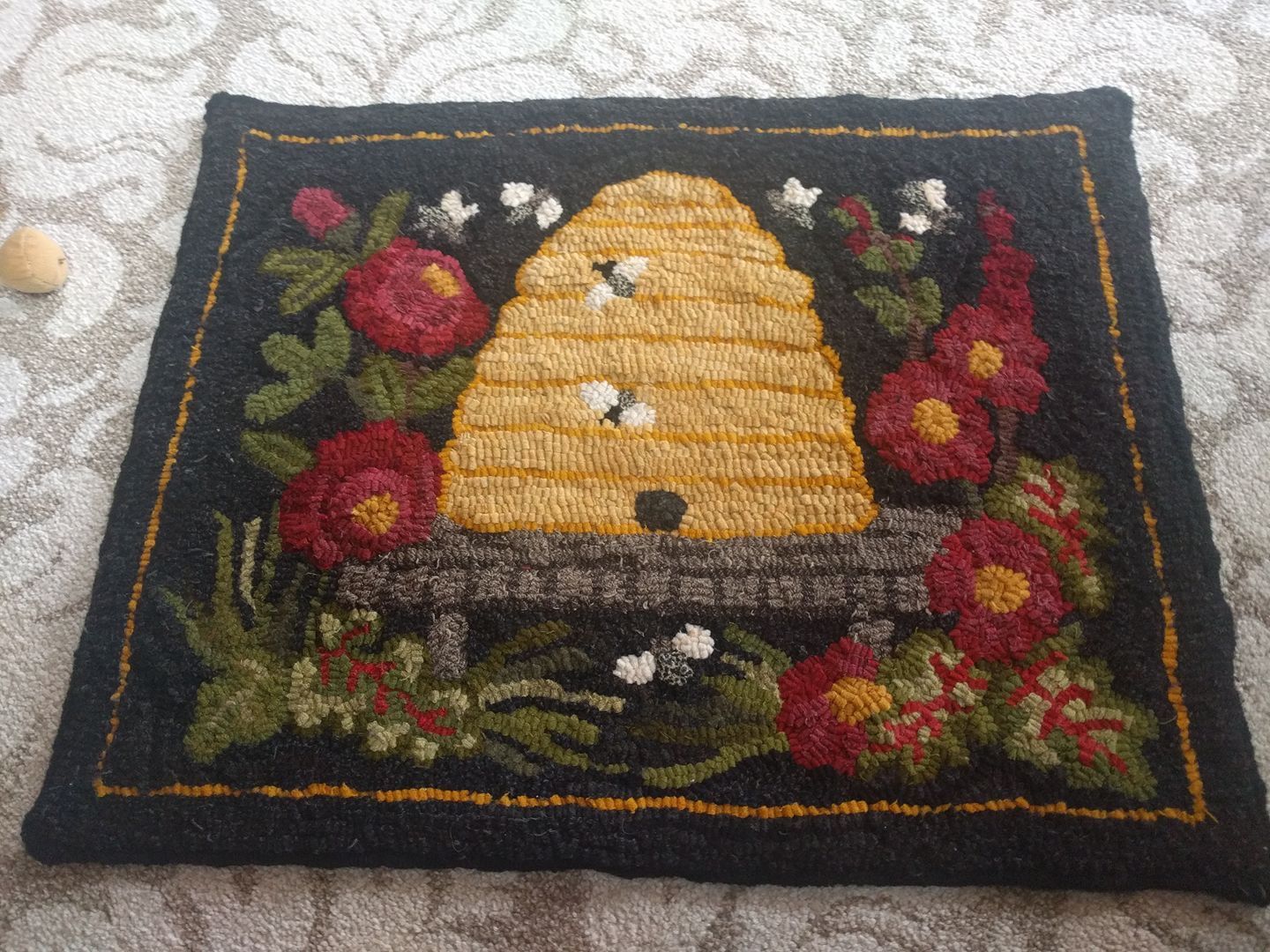 Detail Honey Beehive Rug Hooking Nomer 3