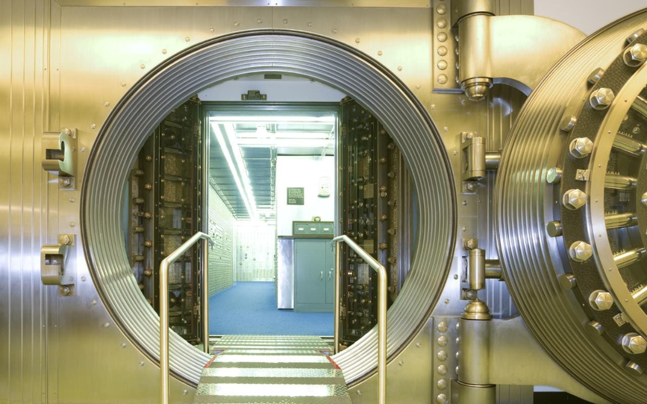 How To Break Into A Bank Vault - KibrisPDR