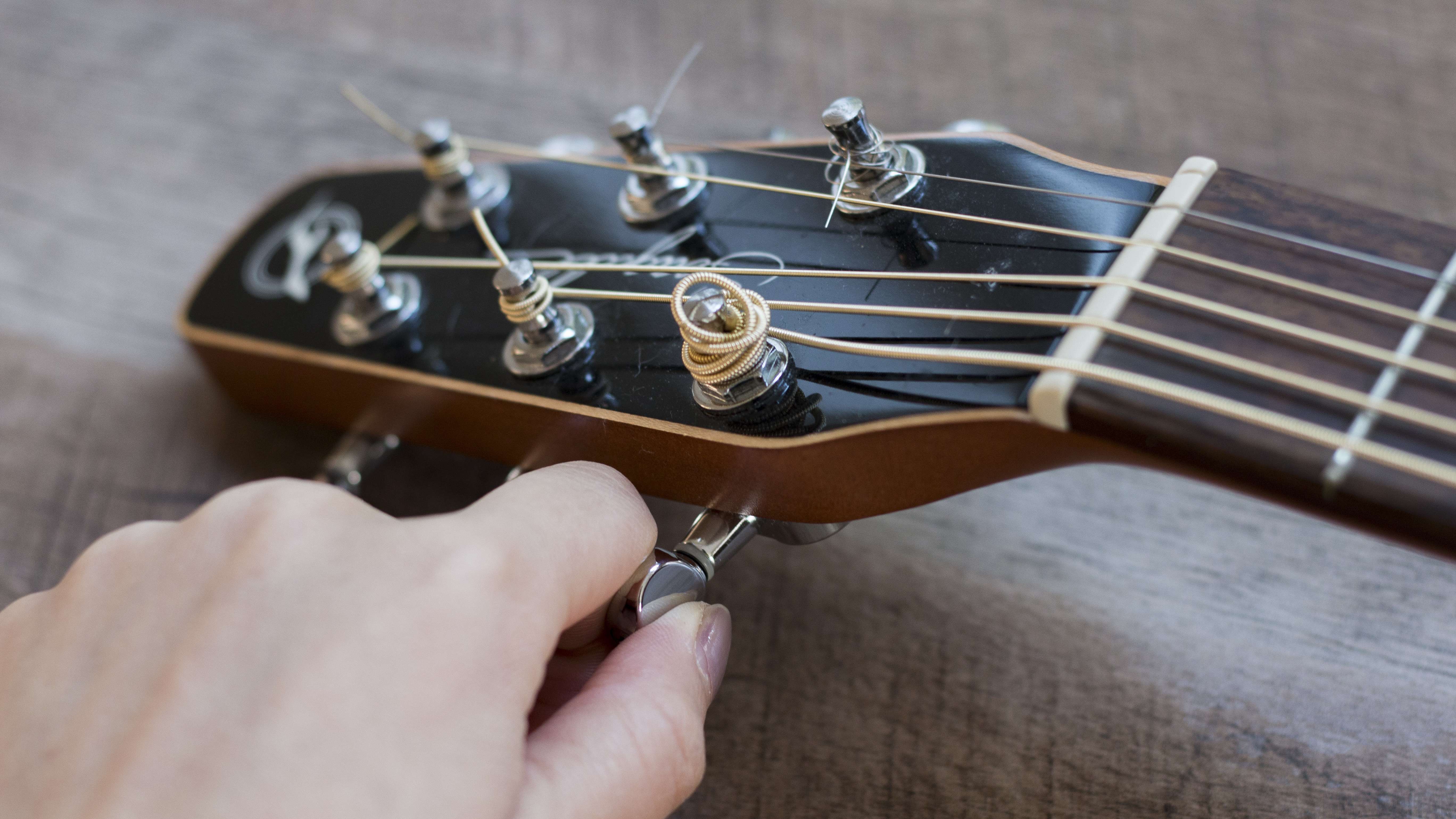 Detail How To String A Guitar Pictures Nomer 2