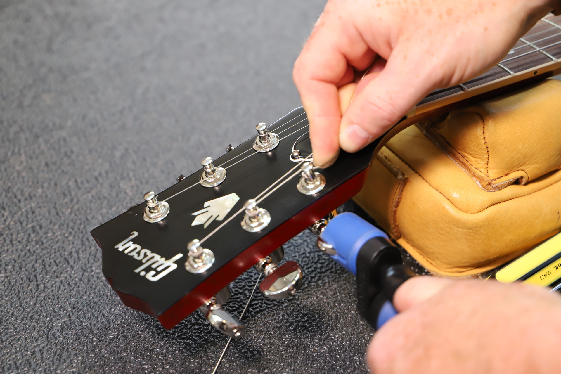 Detail How To String A Guitar Pictures Nomer 22