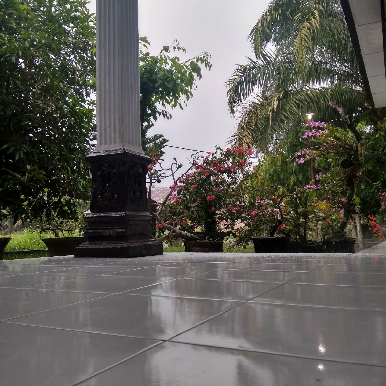 Detail Hujan Di Depan Rumah Nomer 10