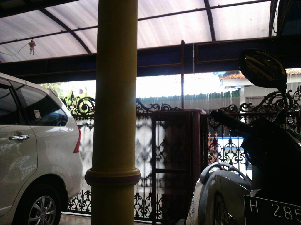 Detail Hujan Di Depan Rumah Nomer 20