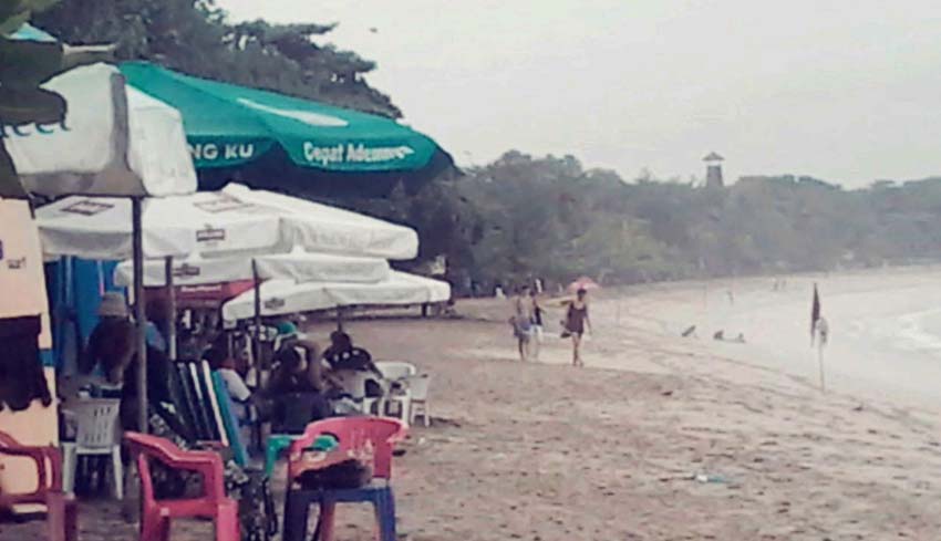 Detail Hujan Di Pantai Nomer 15