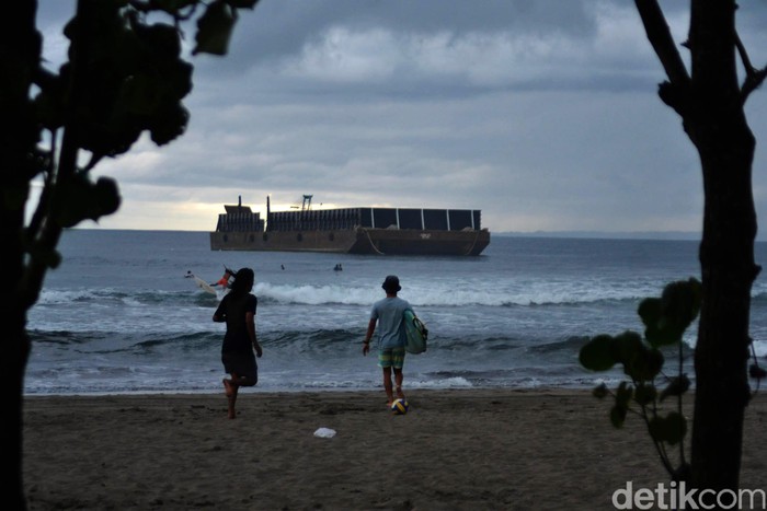 Detail Hujan Di Pantai Nomer 17