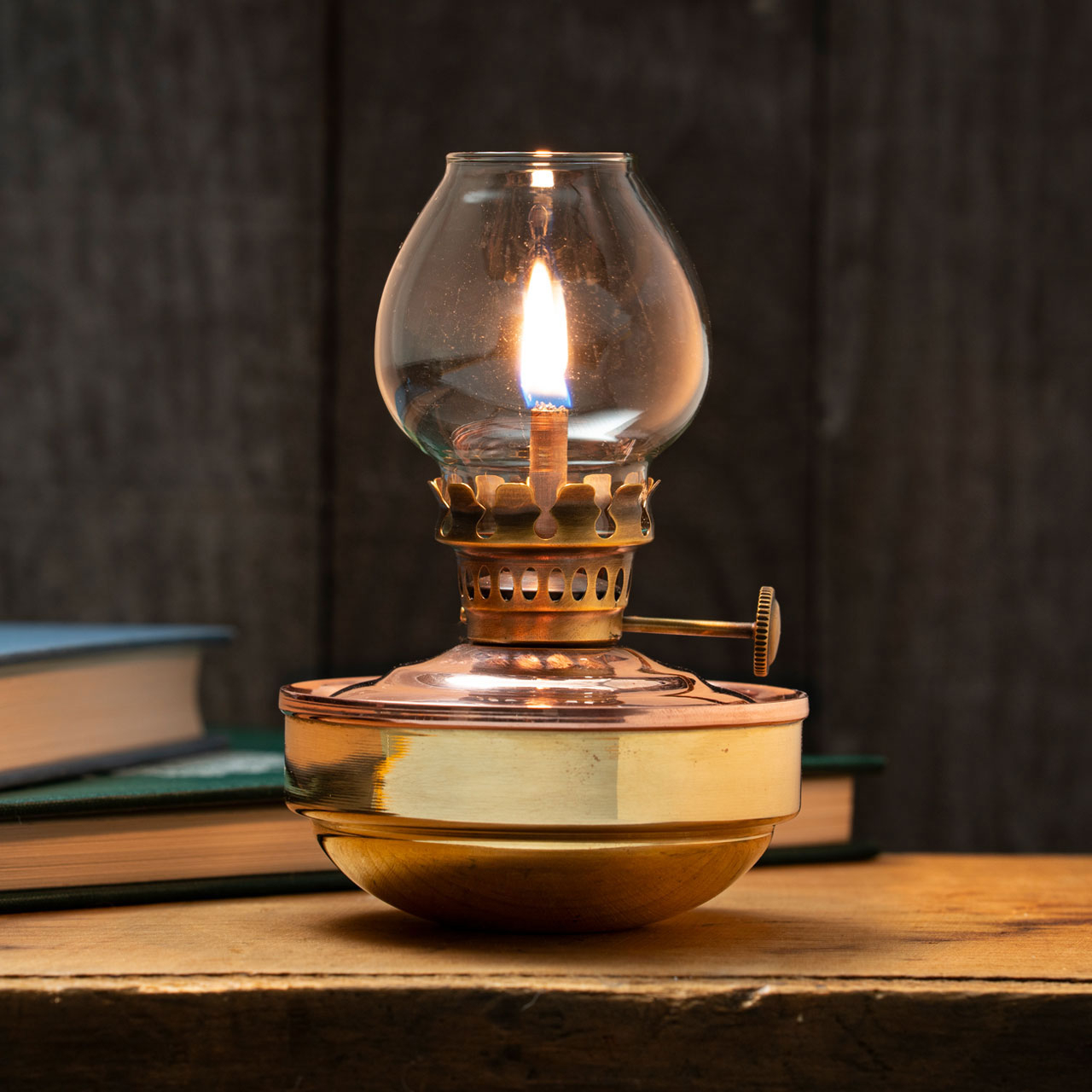 Detail Hurricane Lamp Wikipedia Nomer 33