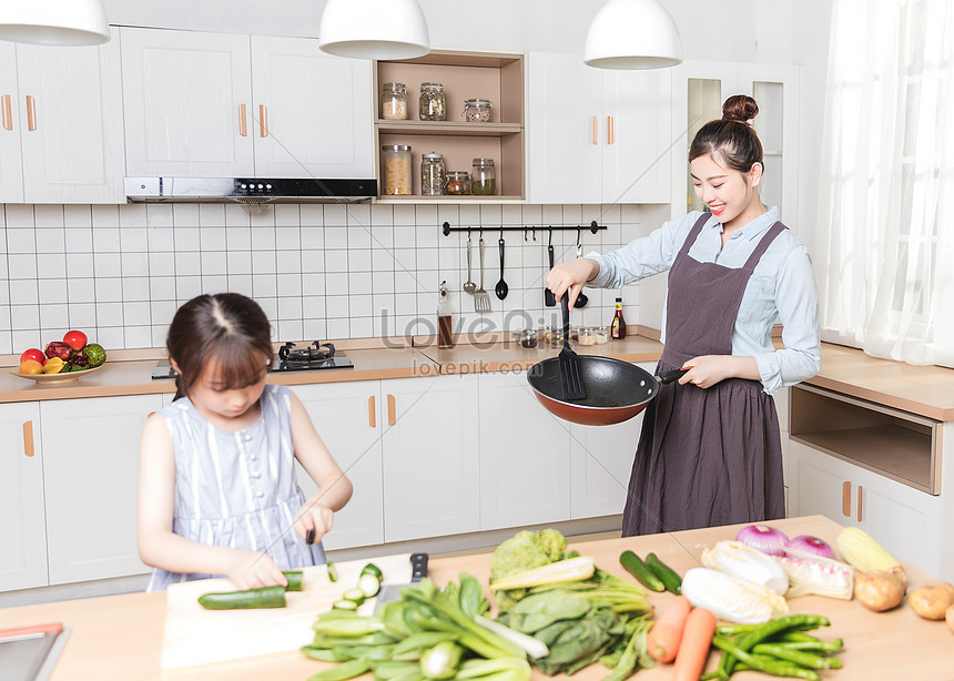 Detail Ibu Memasak Di Dapur Nomer 14