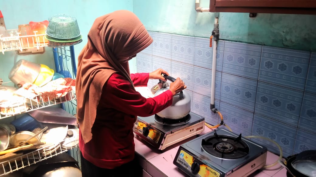 Detail Ibu Memasak Di Dapur Nomer 20