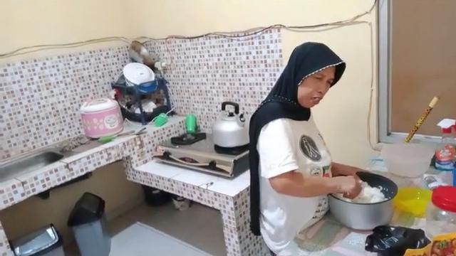 Detail Ibu Memasak Di Dapur Nomer 34