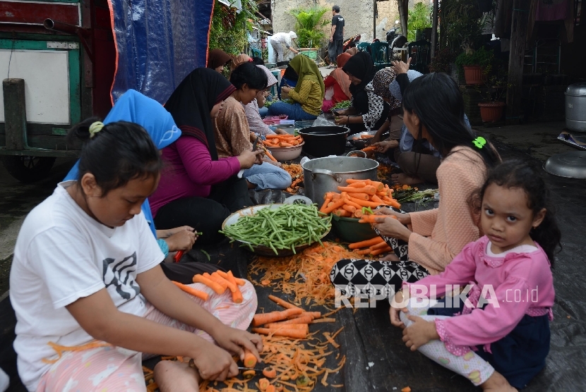 Detail Ibu Memasak Di Dapur Nomer 39