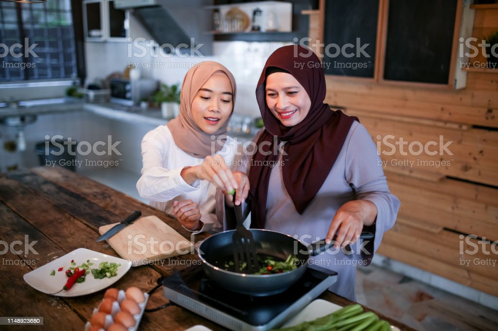 Detail Ibu Memasak Di Dapur Nomer 49