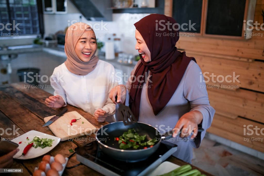 Detail Ibu Memasak Di Dapur Nomer 50