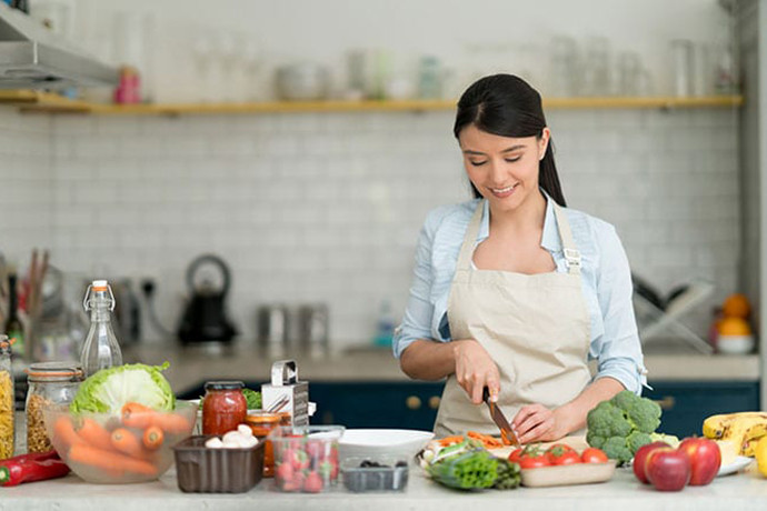 Detail Ibu Memasak Di Dapur Nomer 7