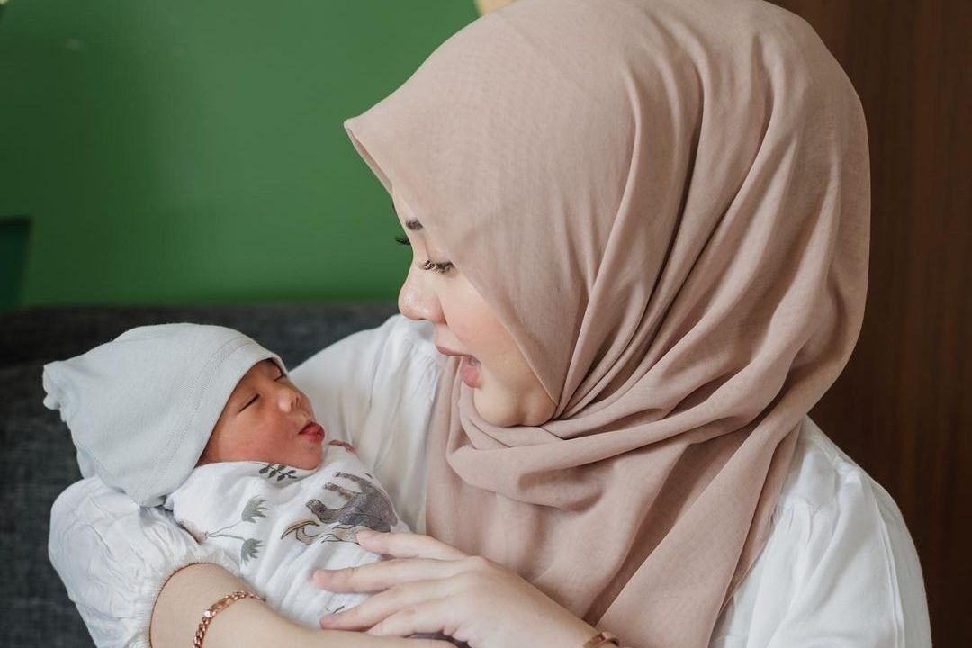 Detail Ibu Muda Menyusui 2 Bayi Dan Ayah Nomer 23