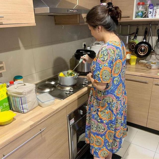 Detail Ibu Sedang Memasak Di Dapur Nomer 24