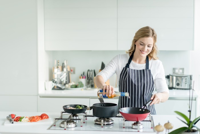 Detail Ibu Sedang Memasak Di Dapur Nomer 35