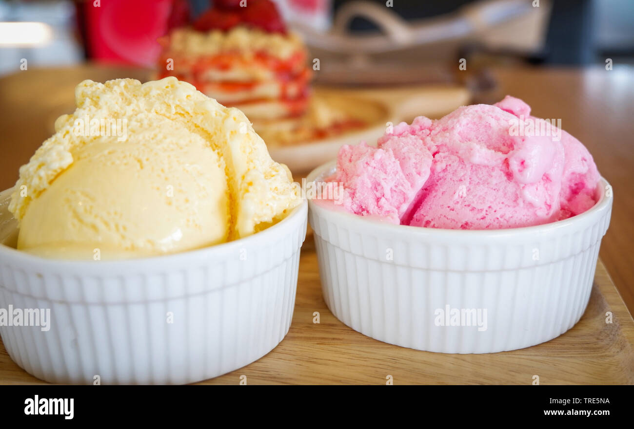 Detail Ice Cream Rasa Strawberry Nomer 15