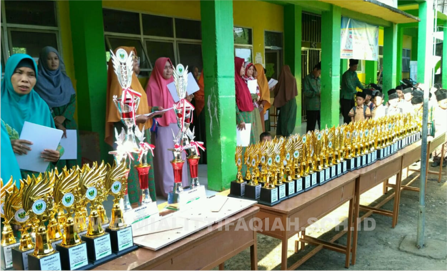 Detail Contoh Tulisan Di Piala Juara Kelas Nomer 26