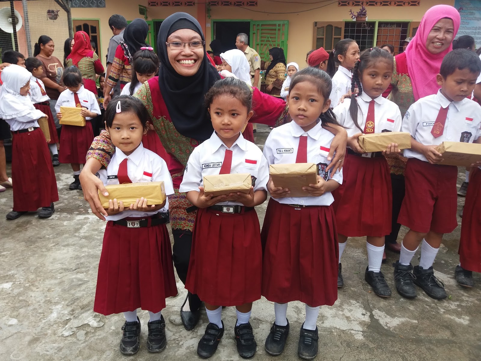 Detail Gambar Anak Sd Dapat Juara Kelas Nomer 2