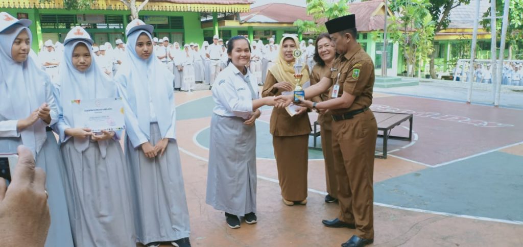 Detail Gambar Siswa Sma Juara Kelas Nomer 20