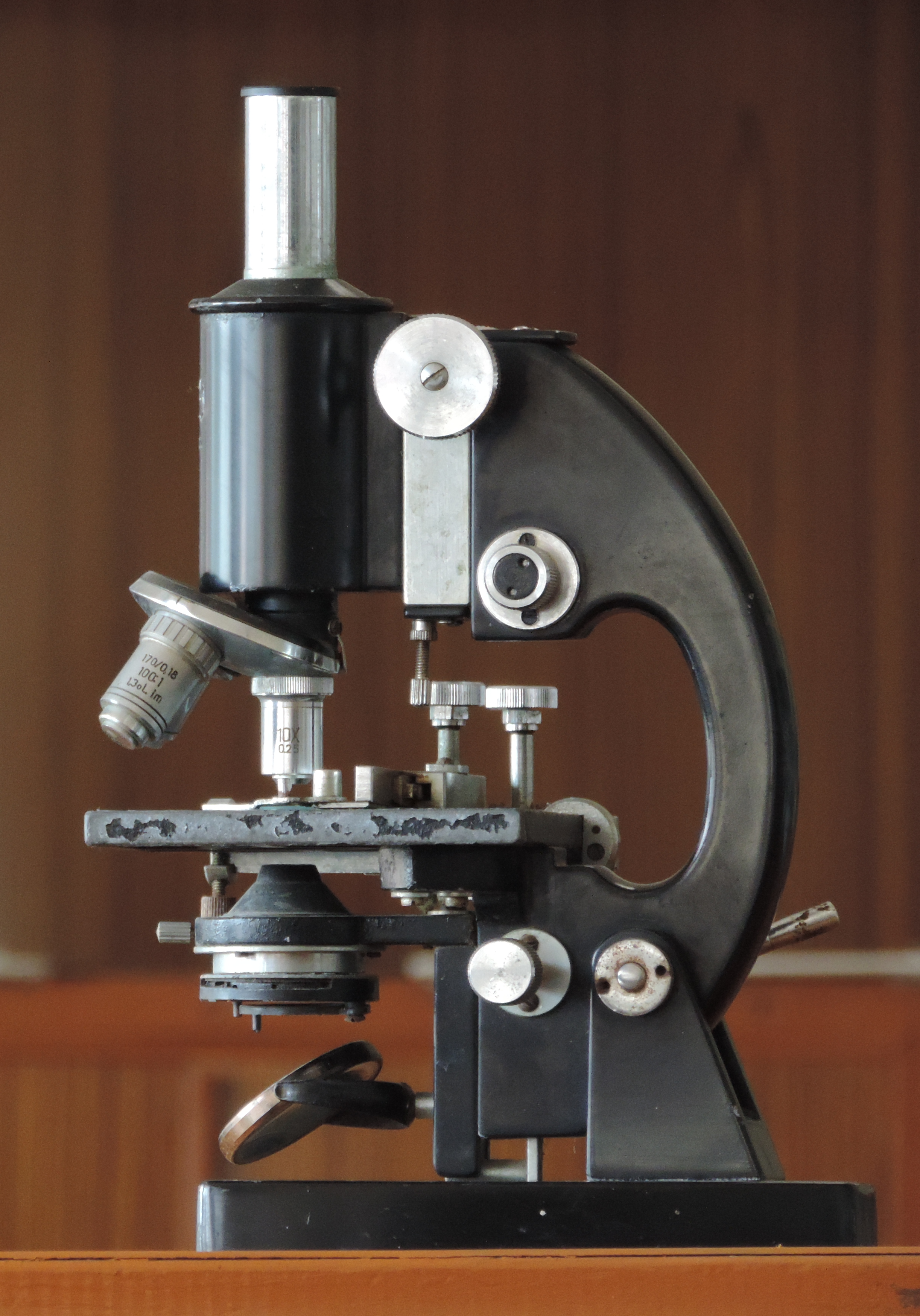 Detail Image Of A Microscope Nomer 4