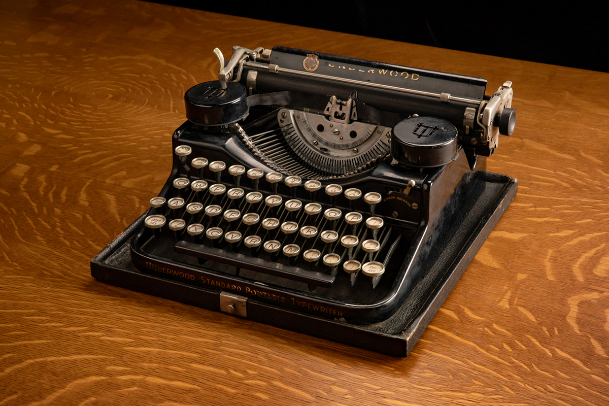 Detail Image Of A Typewriter Nomer 17