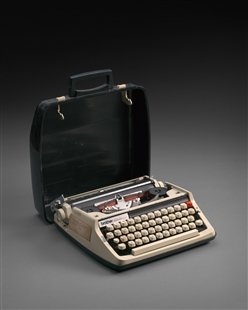 Detail Image Of A Typewriter Nomer 44